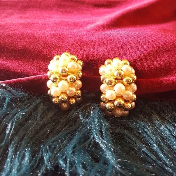 VINTAGE CLIP PEARL & GOLD EARRINGS - Picture 3 of 4